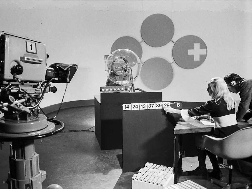 Gravação do ensaio geral para o primeiro sorteio dos números das loterias na Suíça, em 6 de janeiro de 1970, no estúdio de TV de Zurique. O primeiro jogo"real" ocorreu em 10 de janeiro de 1970. 200.000 francos (CHF ) aguardavam o sortudo vencedor principal. (ARQUIVO KEYSTONE / PHOTOPRESS / FW)