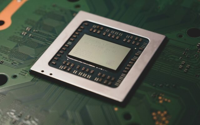 Chip de processador em placa de circuito, representando tecnologia e IA