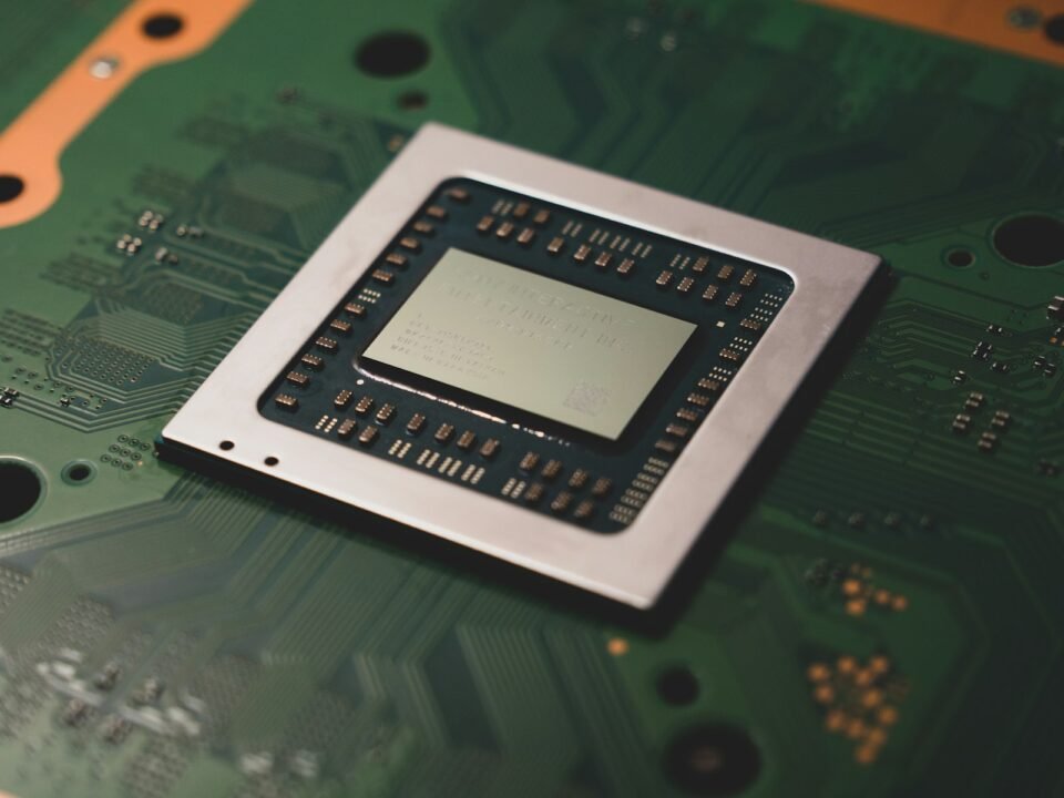 Chip de processador em placa de circuito, representando tecnologia e IA