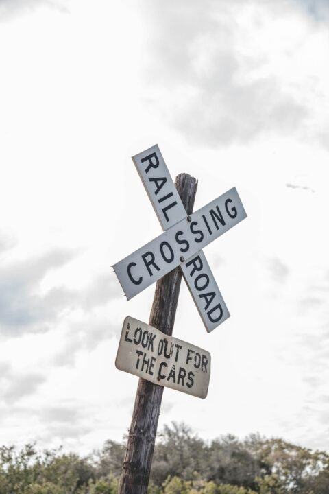 Placa de aviso, representando cautela com promessas falsas